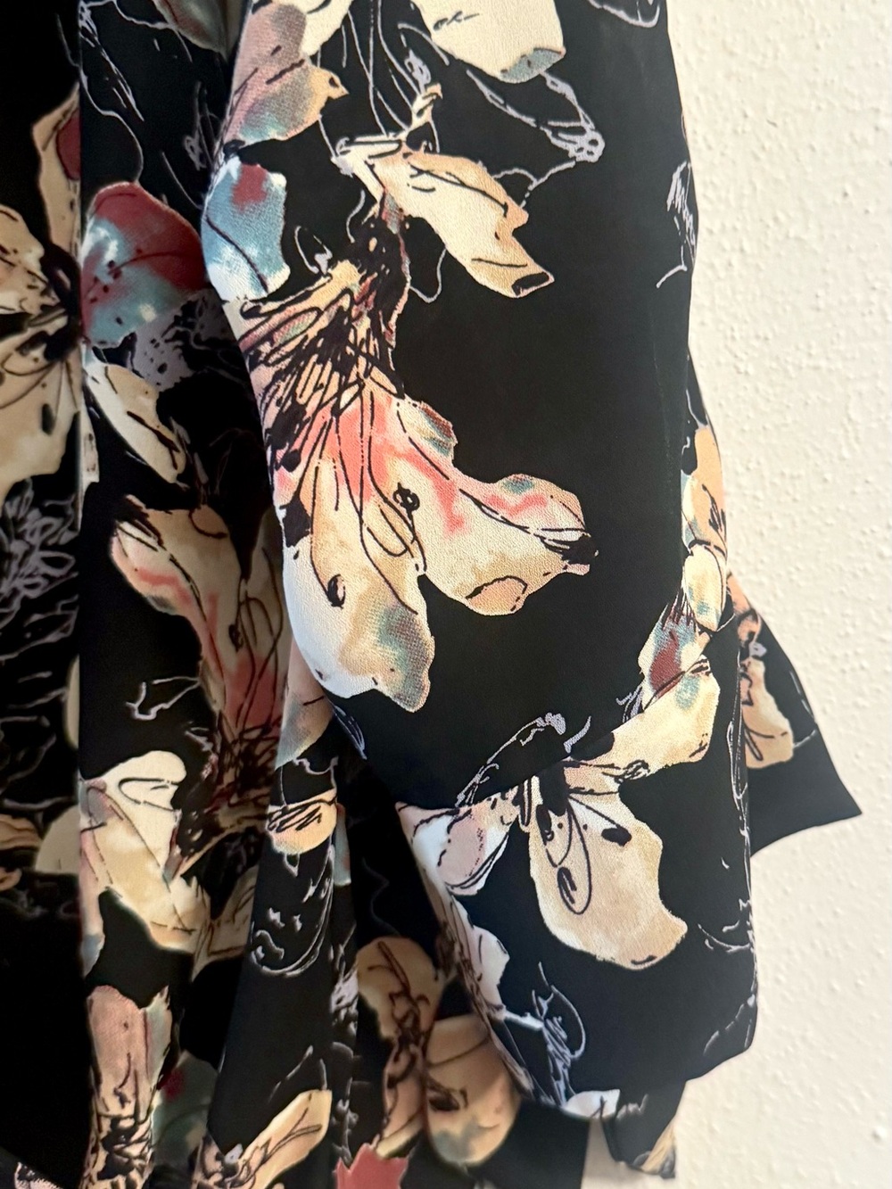 West Kei Women's Black Floral Open Front Flare Sleeve Blouse Size Large - Picture 5 of 9